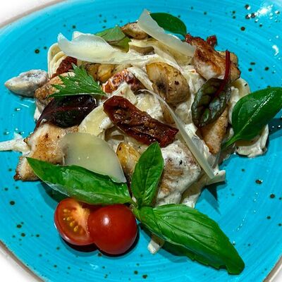 Паста с курицей и вялеными томатамив Дом по цене 870 ₽