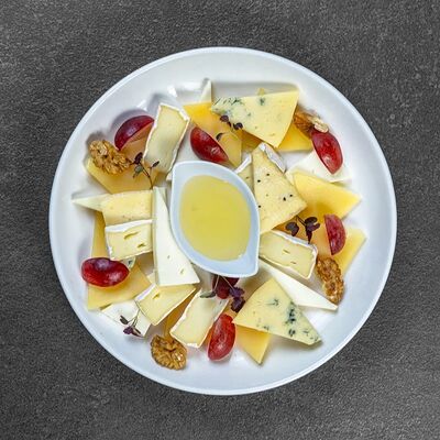 Ассорти из европейских сыров в Merzen по цене 790 ₽