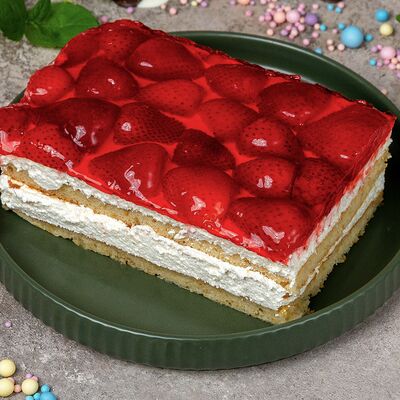 Торт клубничный нарезной в CHO-KAVO по цене 130 ₽