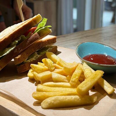 Клаб-сэндвич с ветчиной и картофелем фри в Лес и лис по цене 650 ₽