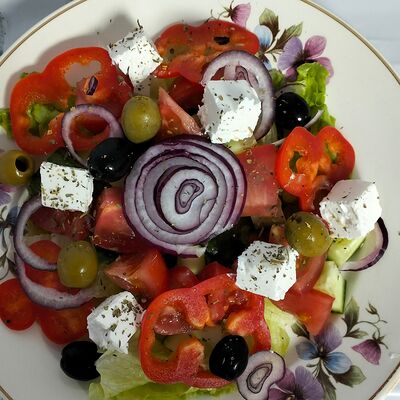 Салат Греческий в Осетринка по цене 400 ₽