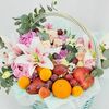 Фруктовая корзина с цветамив Дарите красиво по цене 8399