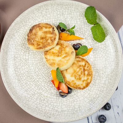 Безглютеновые сырники со свежими ягодами в Eat fresh по цене 360 ₽