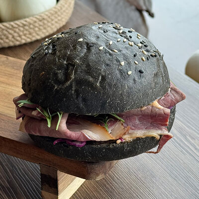 Черный бургер с пастрами в Garage по цене 390 ₽