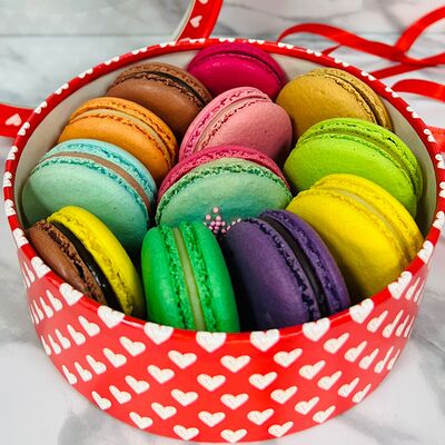 Пирожные Макарон в подарочной упаковке в Bottoni macaron по цене 1400 ₽