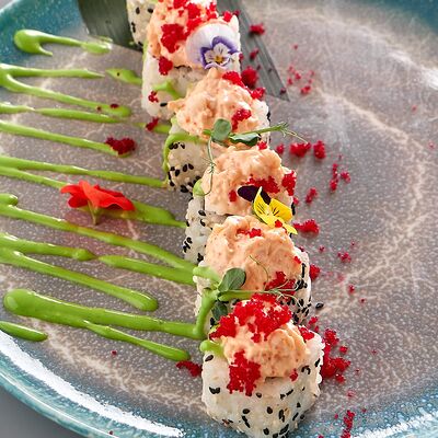 Ролл с креветкой, васаби и тартаром из кальмара в Foodzie по цене 540 ₽