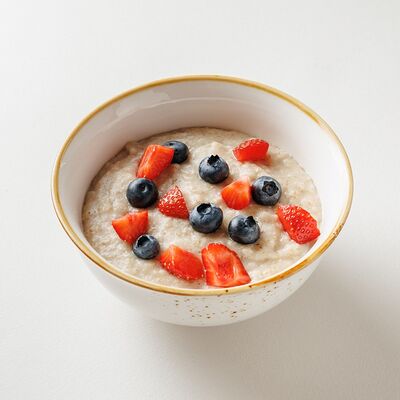 Овсяная каша на молоке с ягодами в Buana cafe по цене 650 ₽