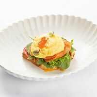 Бенедикт с голландским соусом и лососем в Aroma
