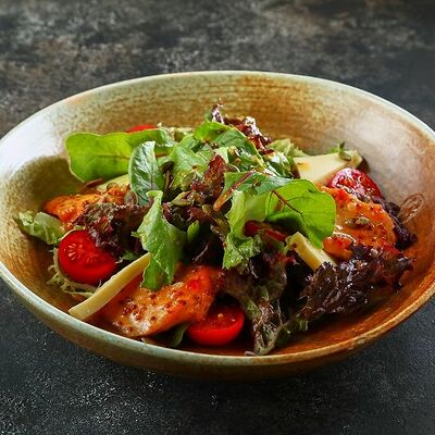 Теплый салат с лососем в Двор Помидор по цене 680