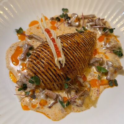 Суфле из семги с тигровыми креветками, сливочным соусом и лисичками в Ярды Superbar по цене 1200 ₽