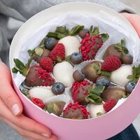 Коробочка из клубники и голубики в шоколаде со свежей малиной в Mosberry