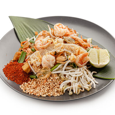 Лапша Пад-тай с морепродуктами в Тайские рисоварни Soi7 по цене 680 ₽