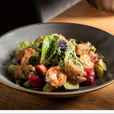 Теплый салат с креветками и помидорамив Раковая на Усачева по цене 1390 ₽