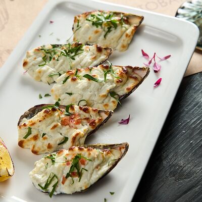 Мидии Киви, запеченные с беконом и творожным сыромв Restobar Бекон по цене 660 ₽