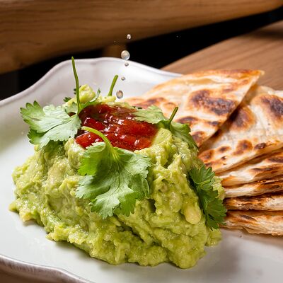 Гуакамоле из авокадо с лепешками роти и томатами в Цыпочка по цене 1150 ₽
