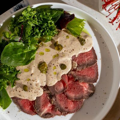 Ростбиф под соусом из тунца с зеленым салатом в MAYAR по цене 1270 ₽