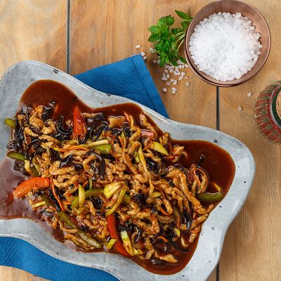 Свиные нити в кисло-сладком, остром соусе/鱼香肉丝 в Шикэ по цене 705 ₽