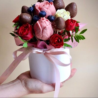 Клубника в шоколаде в цветочном букете в Chocoton по цене 4979 ₽