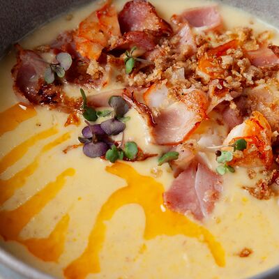 Чаудер с креветками и беконом в The Hound по цене 871 ₽