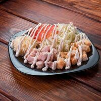 Салат цезарь с курицей в Inari