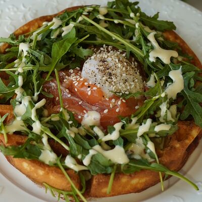 Вафля с лососем и яйцом пашот в Hello olivia по цене 790 ₽