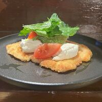 Шницель куриный с крем-чизом и томатами в Брюссель