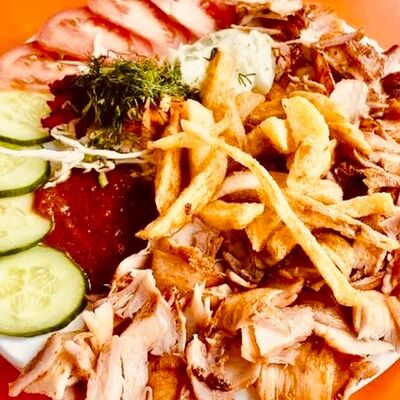 Шаурма с курицей на тарелке в Донер&Кебаб по цене 550 ₽