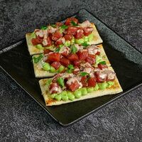 Тосты с тунцом и муссом из авокадо в The Square
