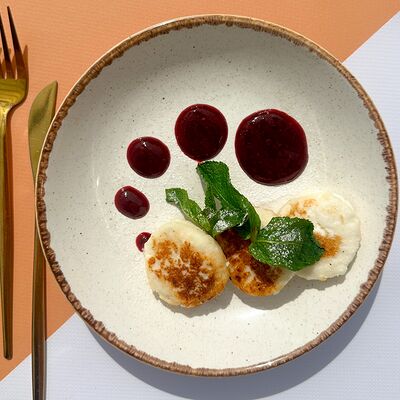 Сырники с домашним ягодным вареньем в Wow Tortik по цене 410 ₽