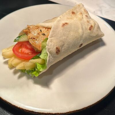 Пита сувлаки котопуко в Pita gyros по цене 350 ₽