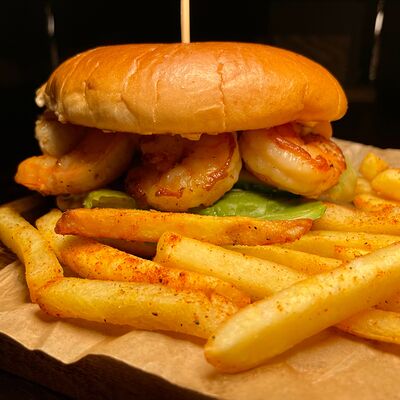 Бургер с тигровыми креветками в Vinokurov karaoke rest по цене 1053 ₽