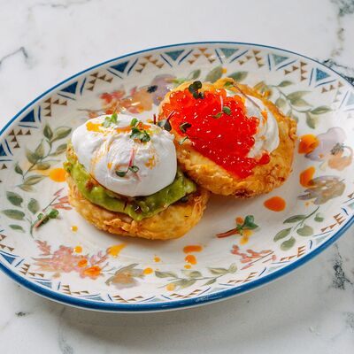 Картофельные оладьи с икрой, гуакамоле и яйцом пашотв Завтрачная по цене 620 ₽