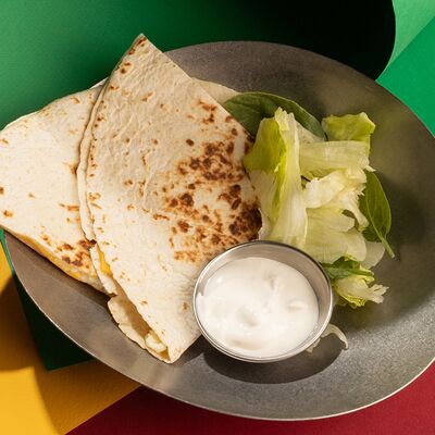 Кесадилья с цыпленком в Lars Vegans по цене 630 ₽