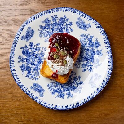 Френч тост с домашними сливками и ягодным конфитюром в Tutta La Vita по цене 720 ₽