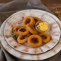 Луковые колечки с сырным соусом в Терраса