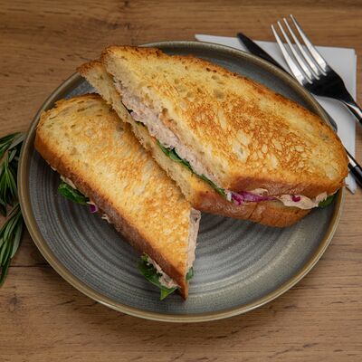 Гриль-сэндвич с тунцом в Кофейня Чайка по цене 780 ₽