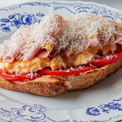 Большой скрембл с мортаделлой в Madame Zhu по цене 590 ₽