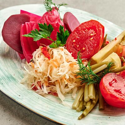 Домашние соленья из зеленых и красных томатов, черемши и домашней квашеной капусты в Pivino по цене 330