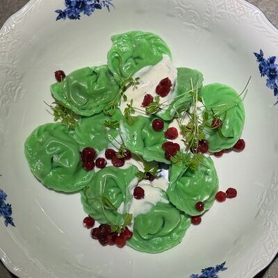 Ярушки со шпинатом и сыром с кремом из лайма и сыра в Багет, паштет и желтый плед по цене 610 ₽