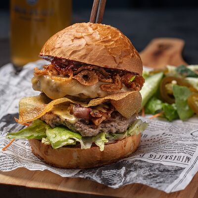 BrauBurger с двойной cвинoй котлетой в Brauplatz по цене 850 ₽