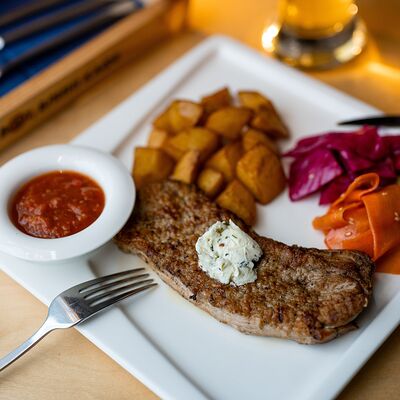 Стейк из свиного окорока с жареным картофелем, соленьями и аджикой в Вот,блин!Кафе по цене 890 ₽