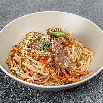 Удон с говядиной и соусом терияки в Pizza Lavka по цене 549 ₽