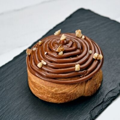 Улитка со сгущенкой и орехамив Поль Бейкери по цене 165 ₽