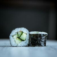 С огурцом мини в Inari Суши