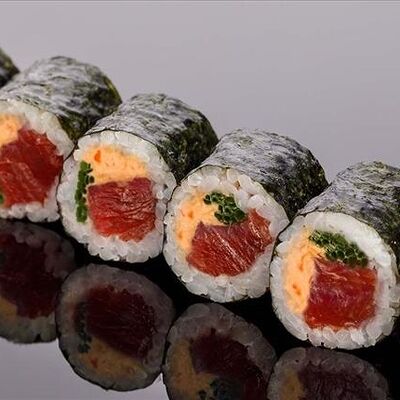 Ролл из тунца блюфин с луком-сибулетом и соусом спайси в Bluefin по цене 2540 ₽