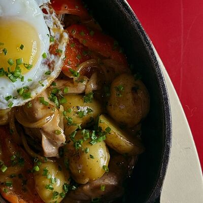 Томленая утка с картофелем и печеным сладким перцем в Camon Cafe по цене 1030 ₽