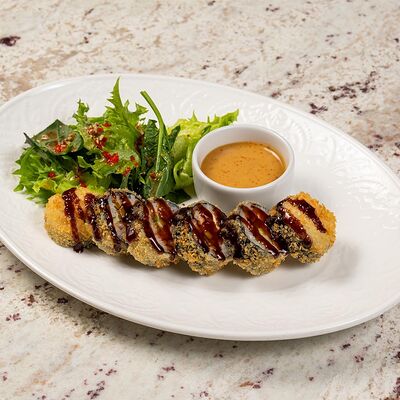 Темпура ролл с лососем, зеленым салатом и соусом будда в Bona по цене 1050 ₽