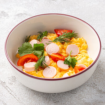 Скрэмбл с мини-сосисками и томатами в Шоколадница по цене 310 ₽