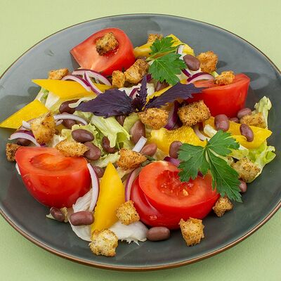 Салат с томатами и фасолью в Усадьба по цене 250 ₽