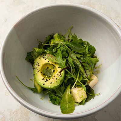 Зеленый салат с имеретинским сыром в Sesilia по цене 640